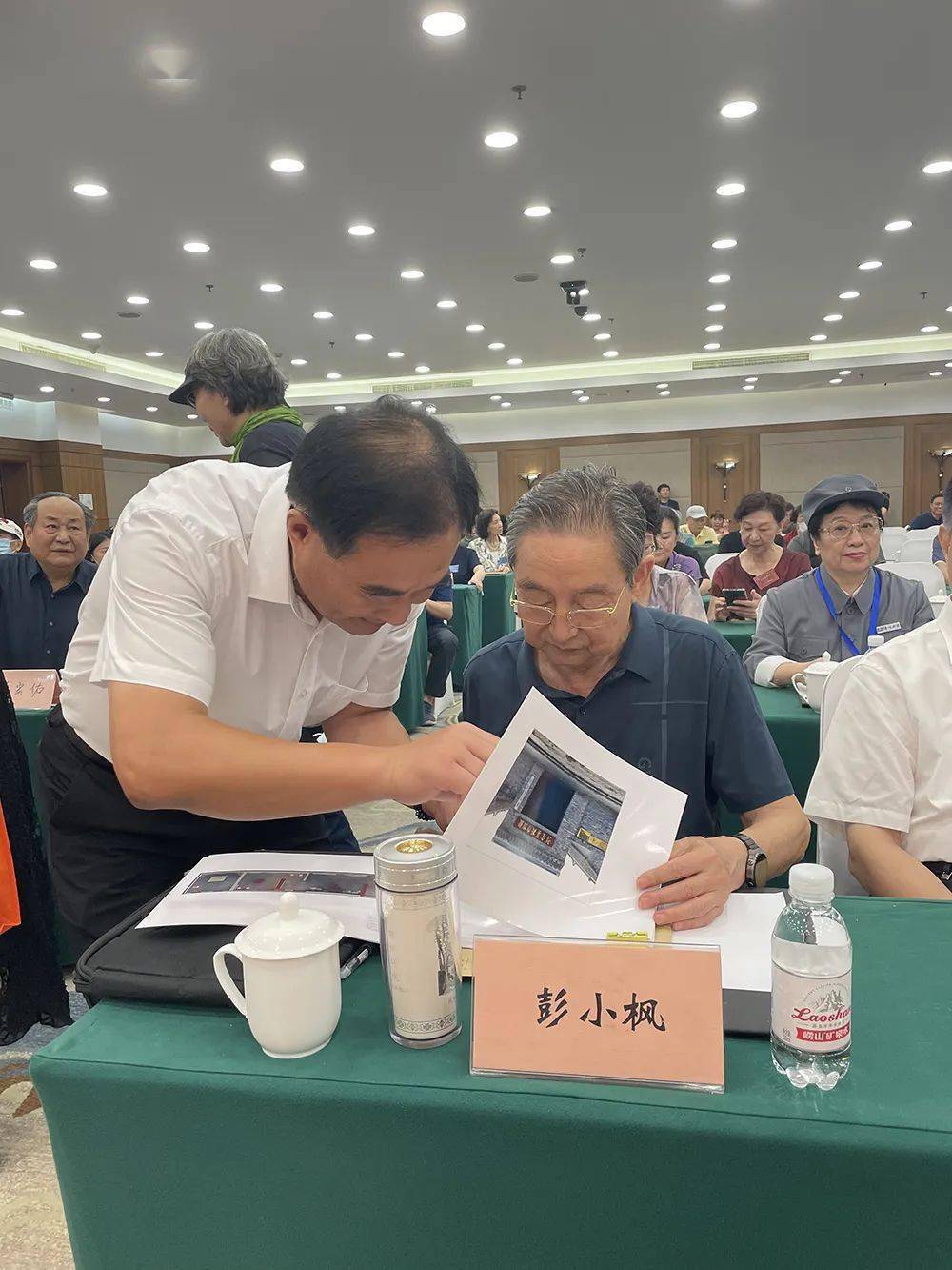 岔河镇政法和社会事业局局长吴宝来为彭小枫上将介绍岔河镇新四军骑兵