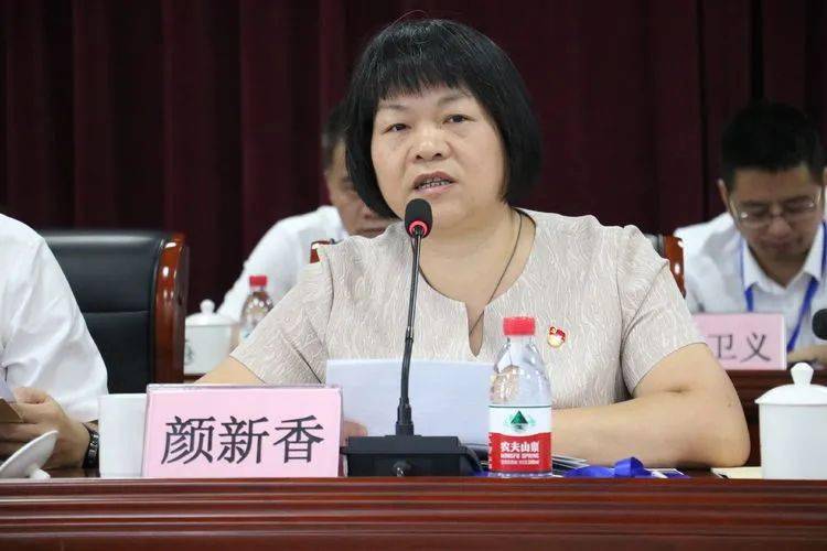 镇党委书记贾荣文致开幕词会议在庄严的国歌中拉开序幕会议审议通过了