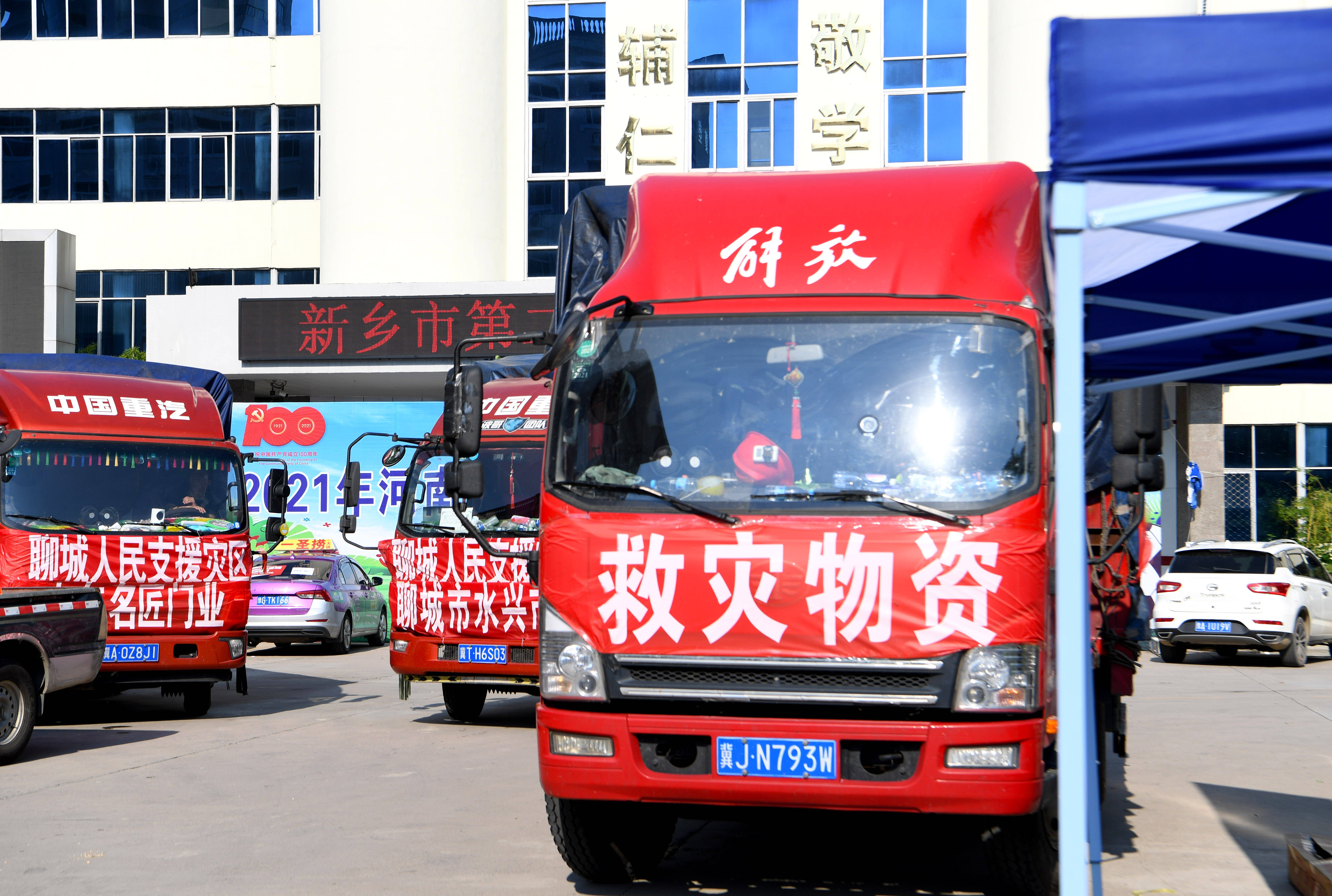 这是7月25日在河南省新乡市第二中学安置点拍摄的物资运输车辆