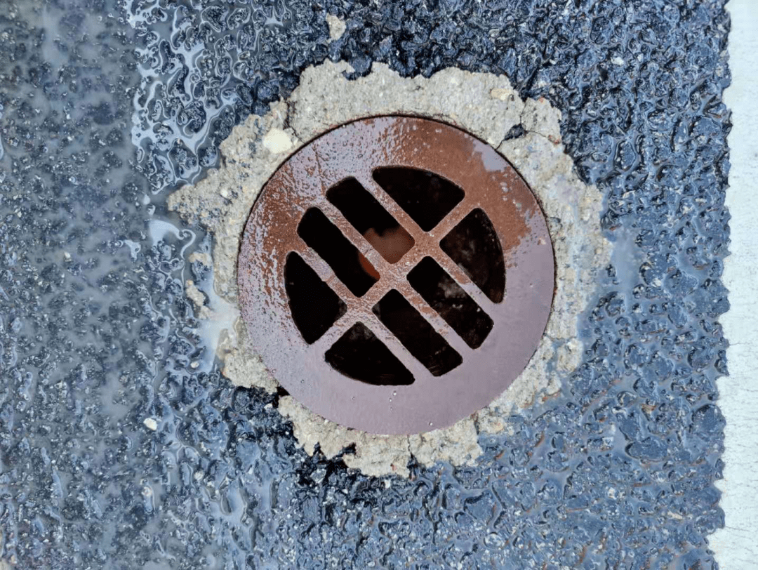 在检查过程中发现,存在部分桥梁泄水孔堵塞,地下人行通道及下穿车行