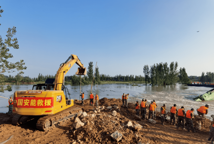 军民携手两天两夜,河南卫河新镇河段决口成功合龙!