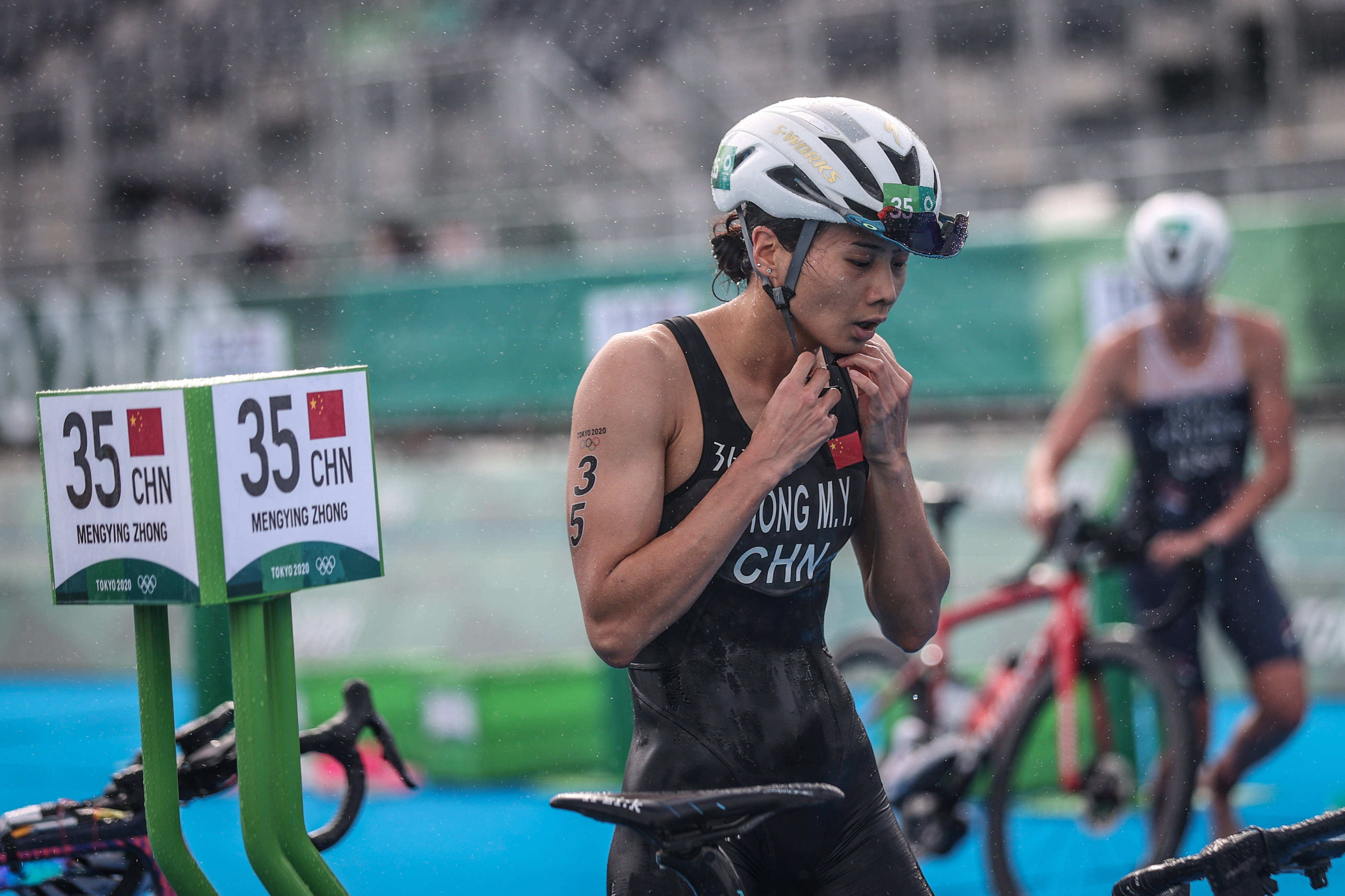 当日,在东京奥运会铁人三项女子个人决赛中,百慕大选手弗洛拉·达菲