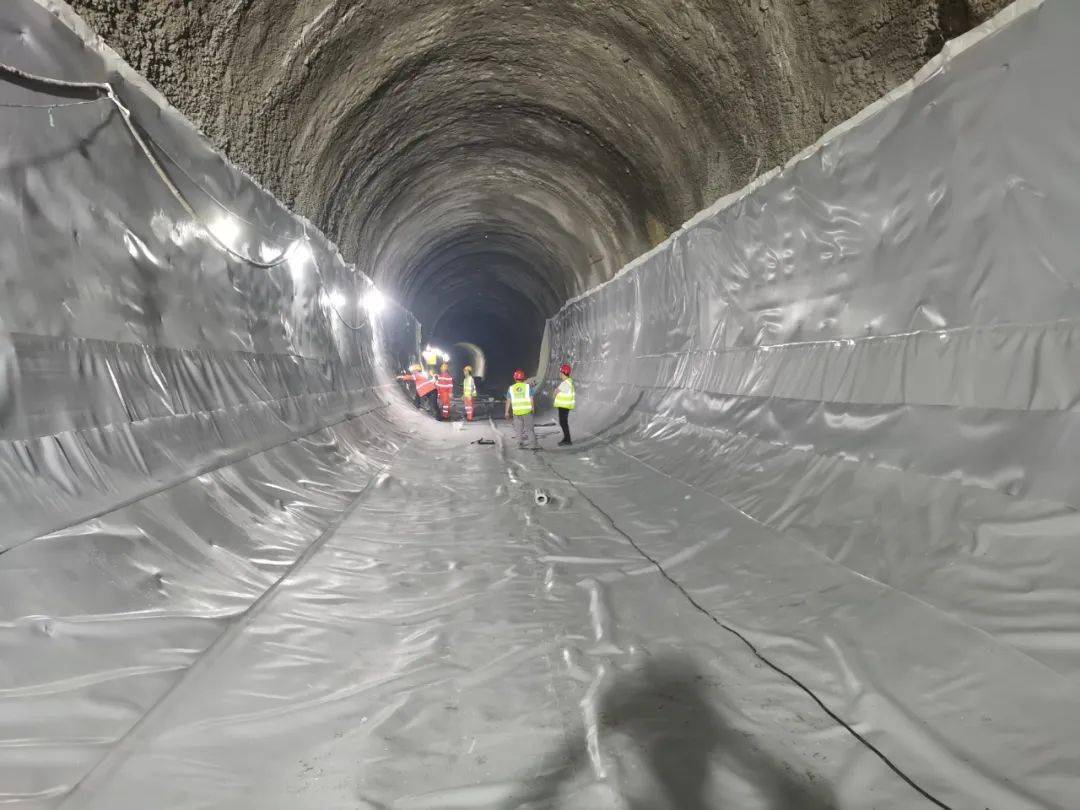 地鐵12號線最深最長礦山法隧道貫通