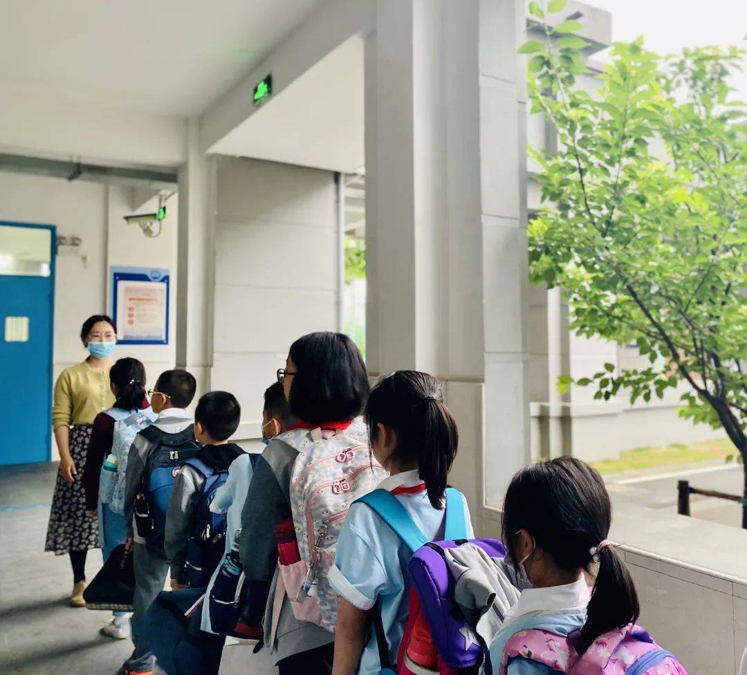 我为群众办实事三导三心护成长附校齐力传温情上经贸大附校积极推进