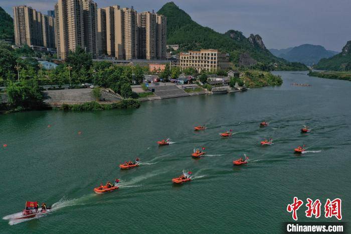 无人机抛投救援设备演练. 瞿宏伦 摄水面救援舟艇编队演练.