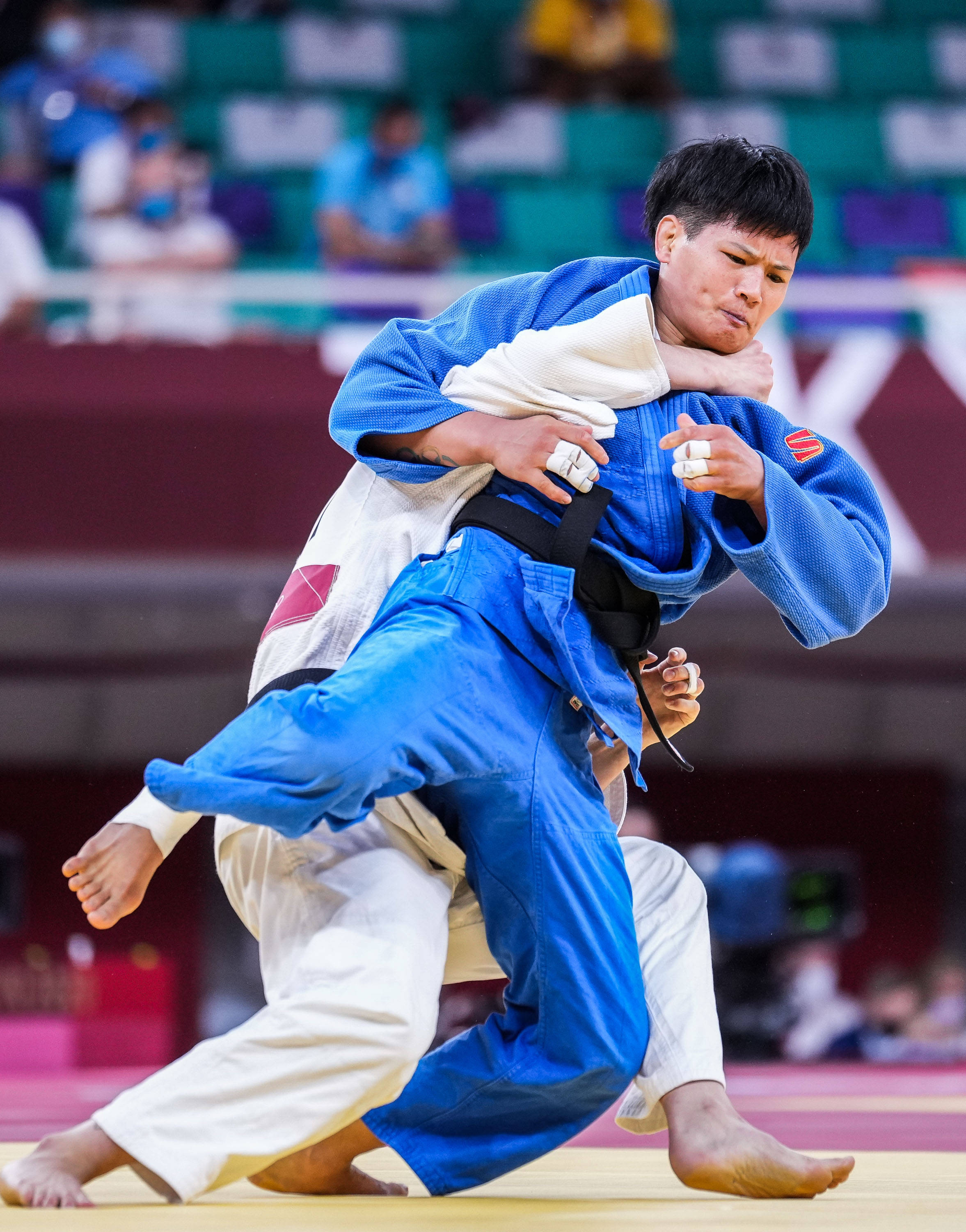 7月27日,中国选手杨俊霞失利后离开柔道台.