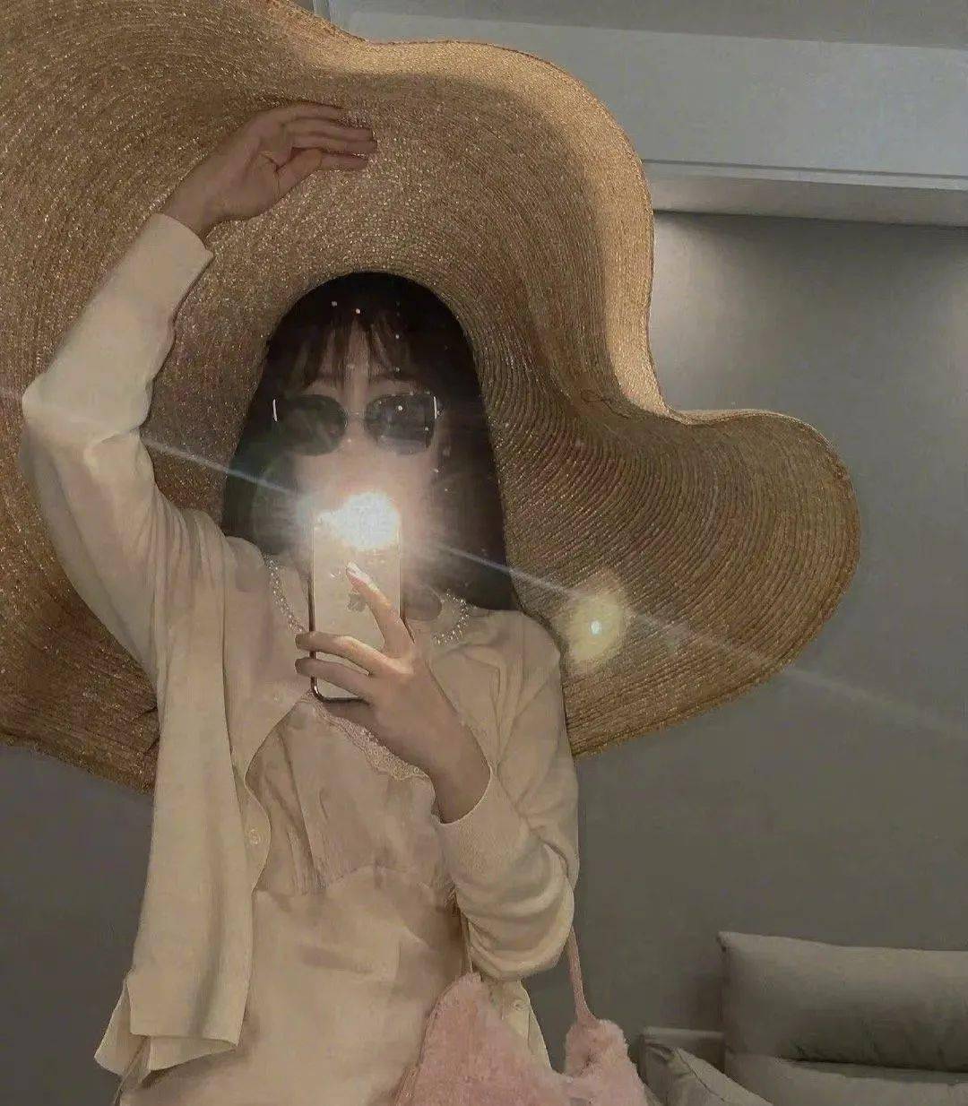 材质|Loewe、Miu Miu草编帽，才是今夏最时髦凹造型神器！
