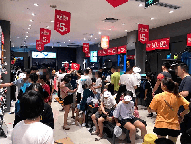 鸿星尔克门店抢购图片图片