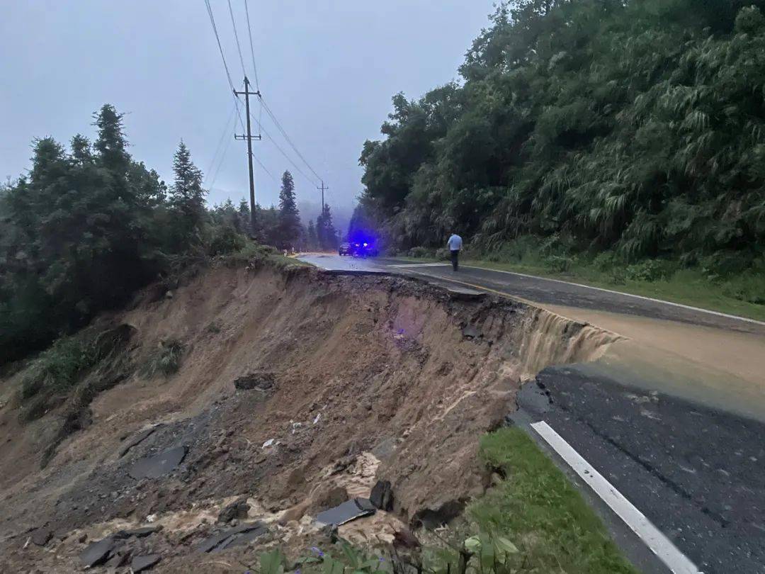 【紧急通知】东阳大岭头脚下出现大面积塌方,造成道路中断