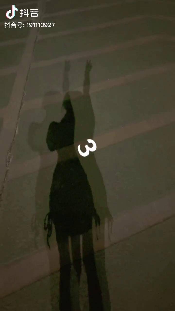 健身房出来走路都是带风的路灯下影子走路带风