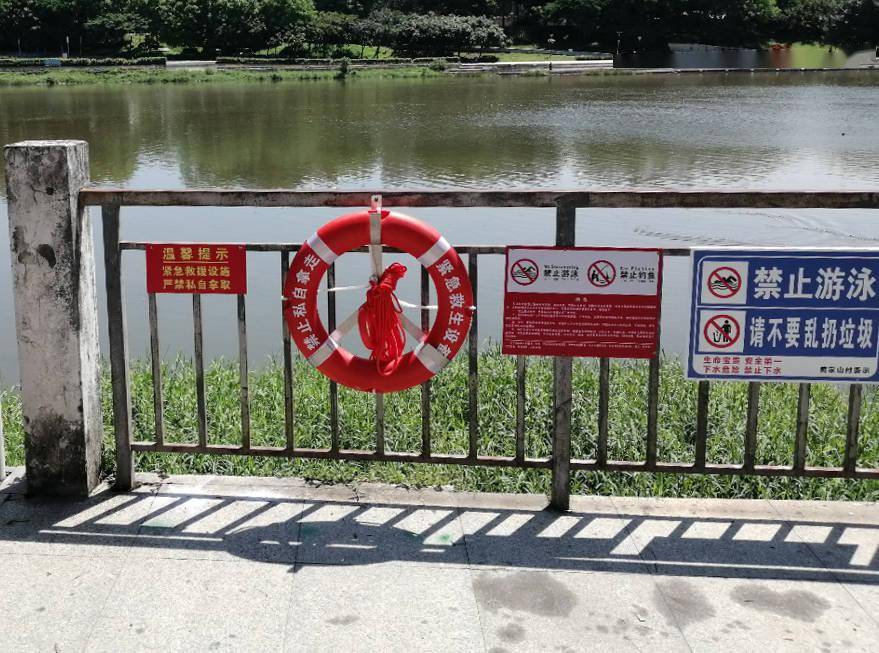 另外,在群众"野泳"较为集中的石龙沙洲公园,还增设了防溺水警示牌