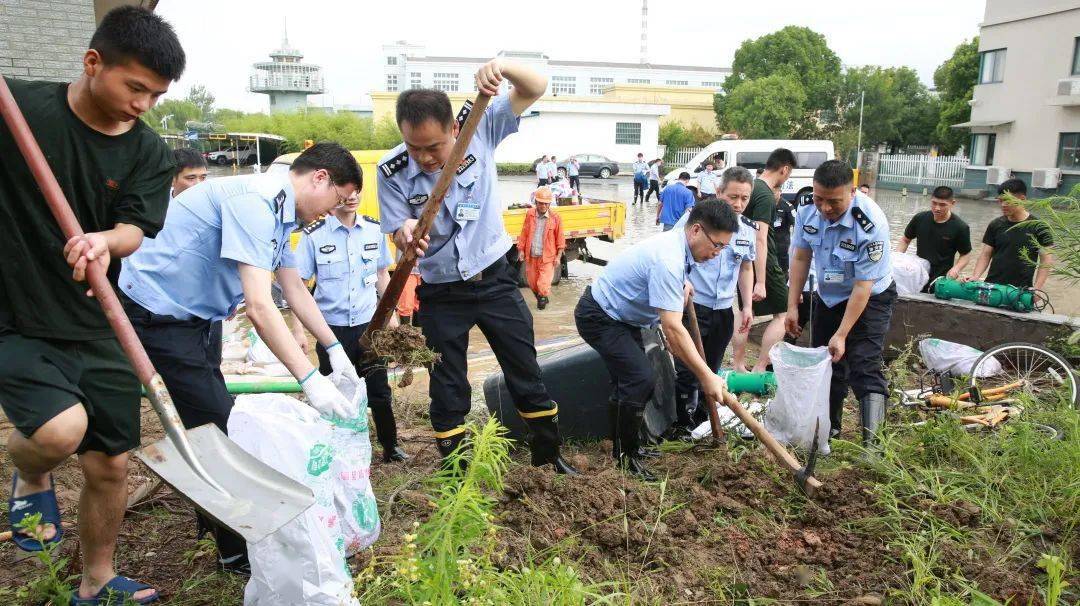 受台风"烟花"的影响,连续强降雨导致省长湖监狱西临的苕溪