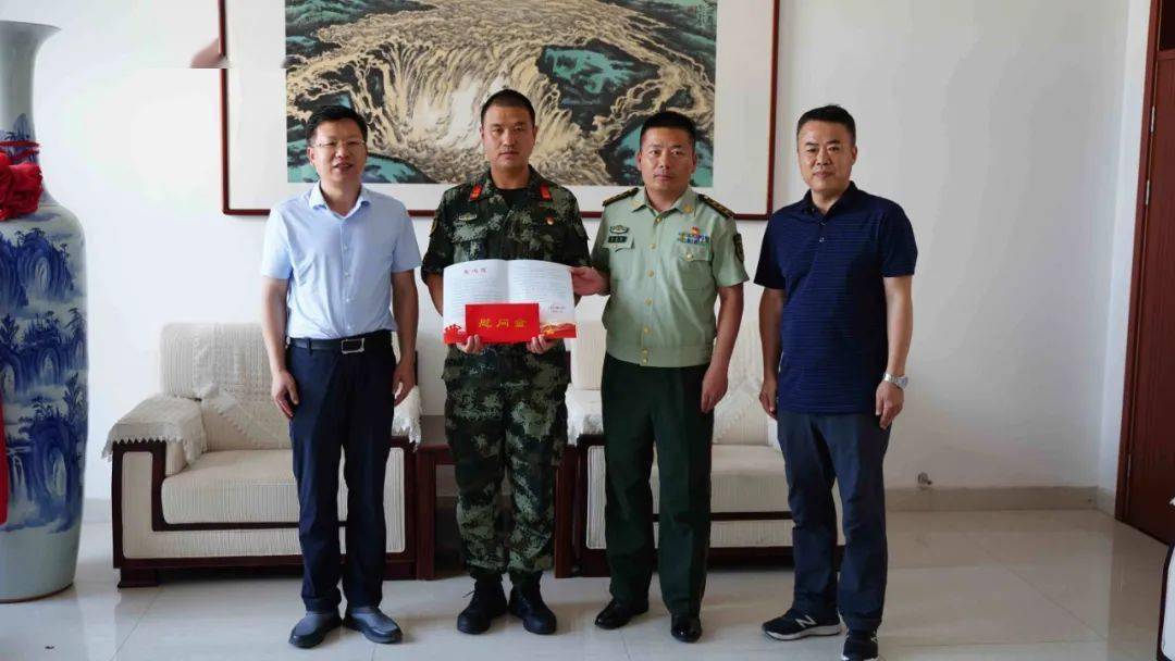 在驻北京武警部队院内,白军龙代表晋城市委,市政府和家乡人民对杨慧斌