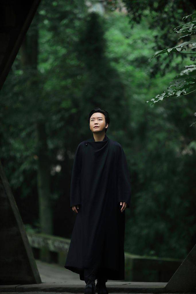 李玉刚禅意大片画面唯美静谧虔诚祈祷气质独特