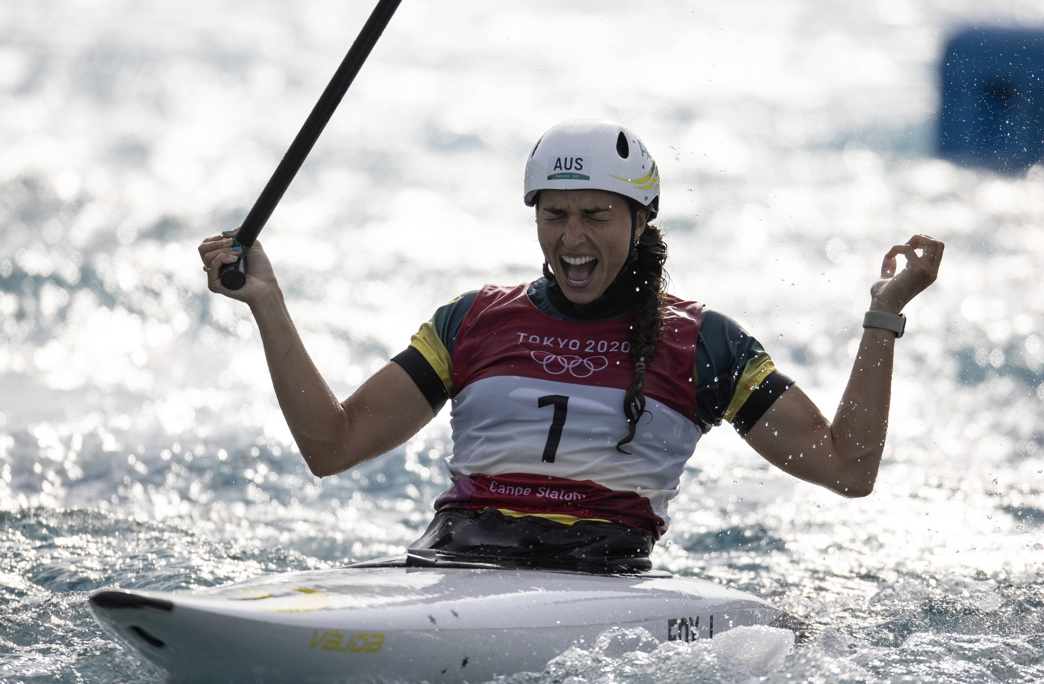 皮划艇激流回旋女子划艇澳大利亚选手夺冠
