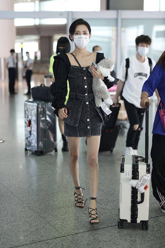 张予曦穿泡泡袖拼接牛仔裙绑带高跟凉鞋 甜美活泼