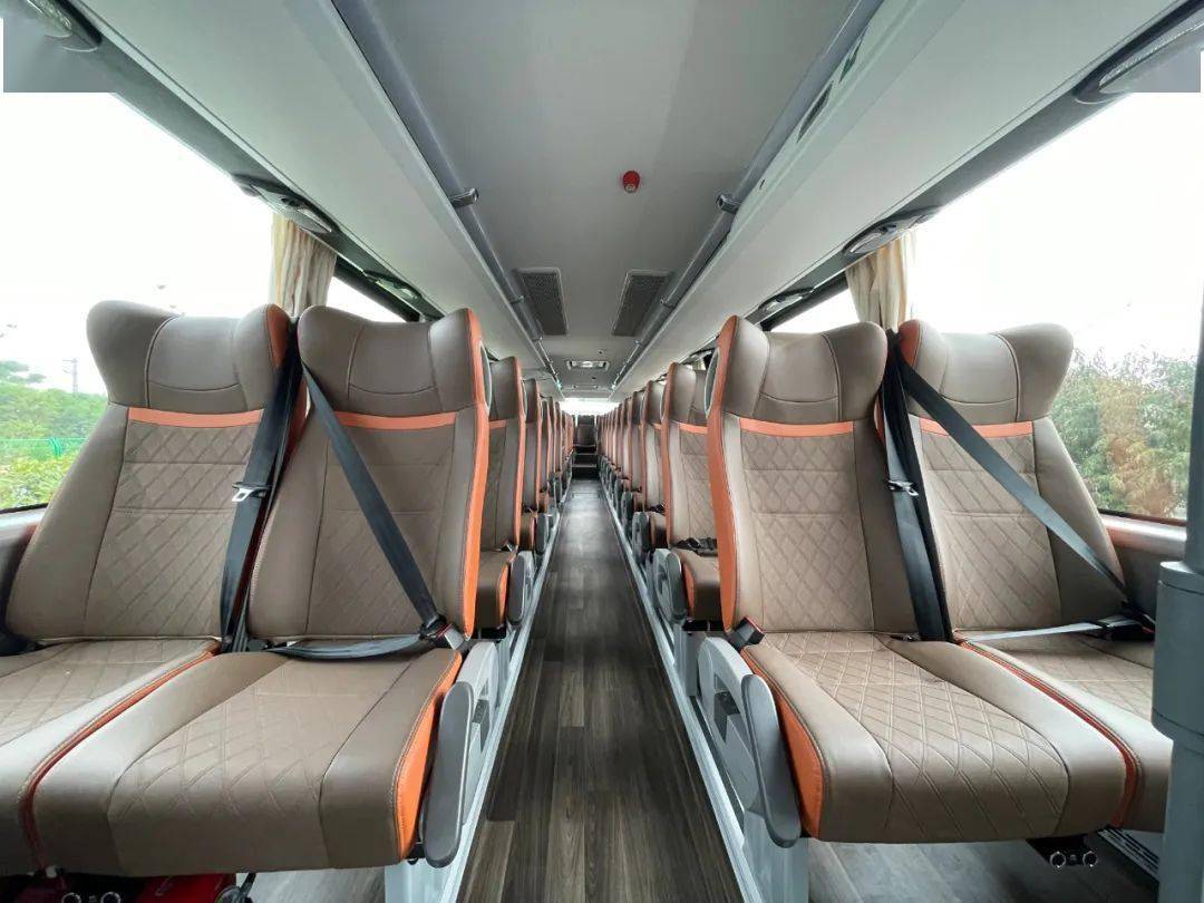 豪华旅游大巴(56座)人性设计,舒适驾乘,座椅全面优化,整车空间加宽