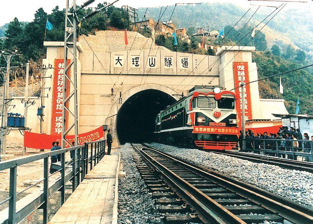 大瑶山隧道的“守隧人”：守护隧道三十余载，曾在隧道里睡11天