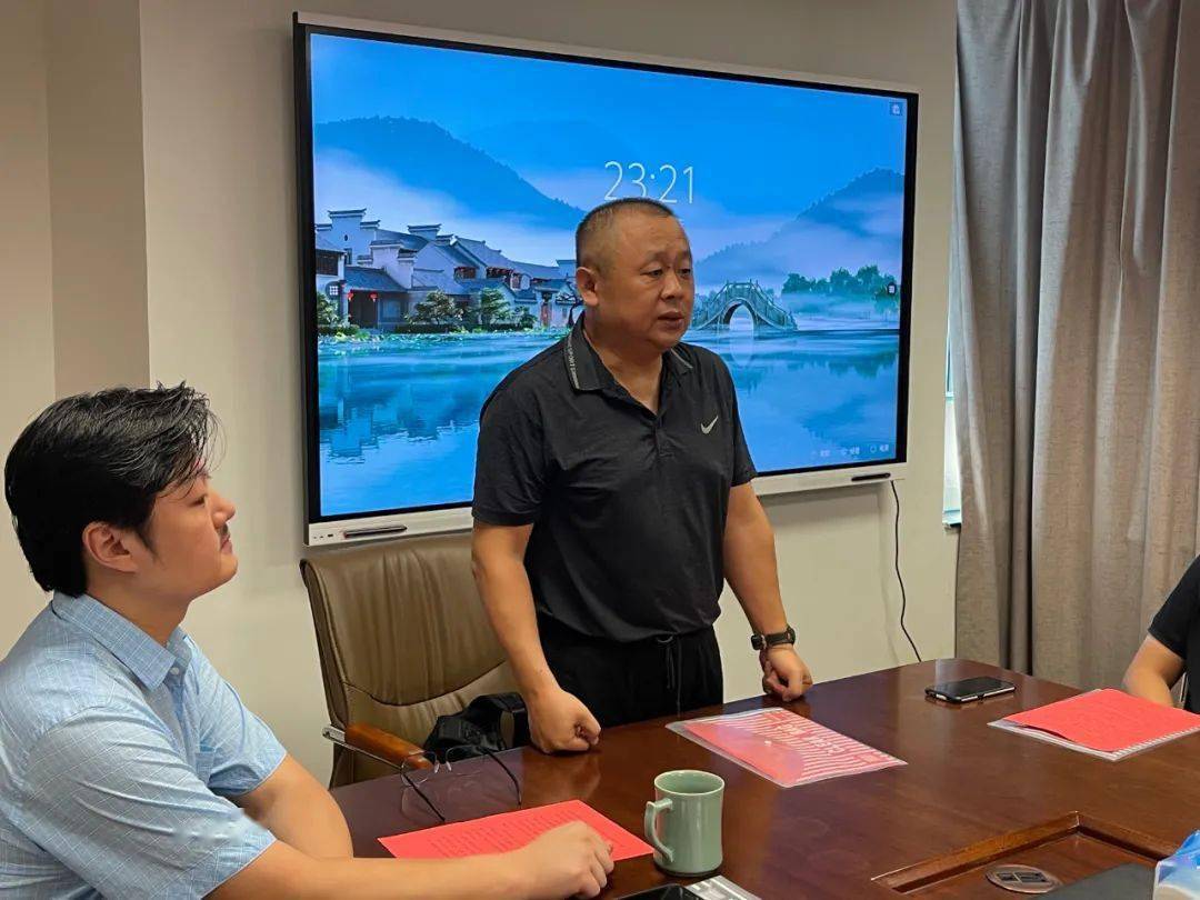 02大河书局党支部书记,董事长,总经理李建峰带领全体退伍军人党员面向