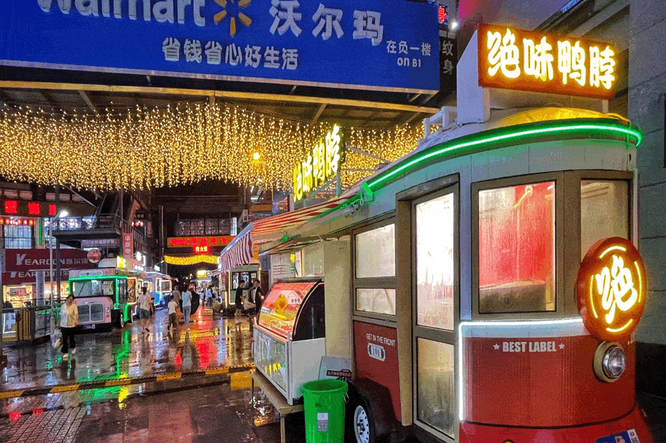 嘉兴首个街景车步行街来了人均10元吃到扶墙出20多辆复古巴士超级出片