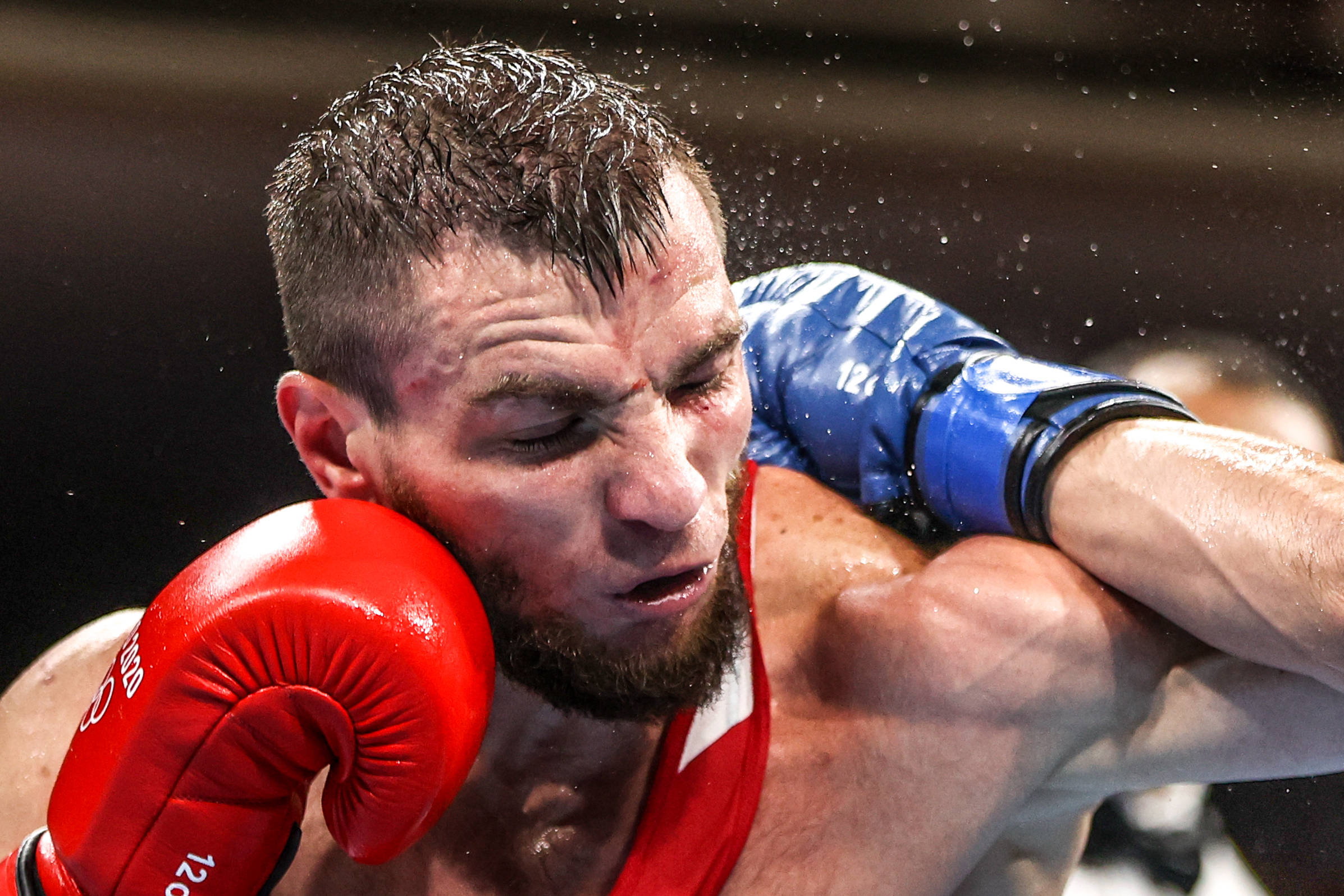 7月30日,西班牙选手哈利多夫(左)与俄罗斯运动员哈塔