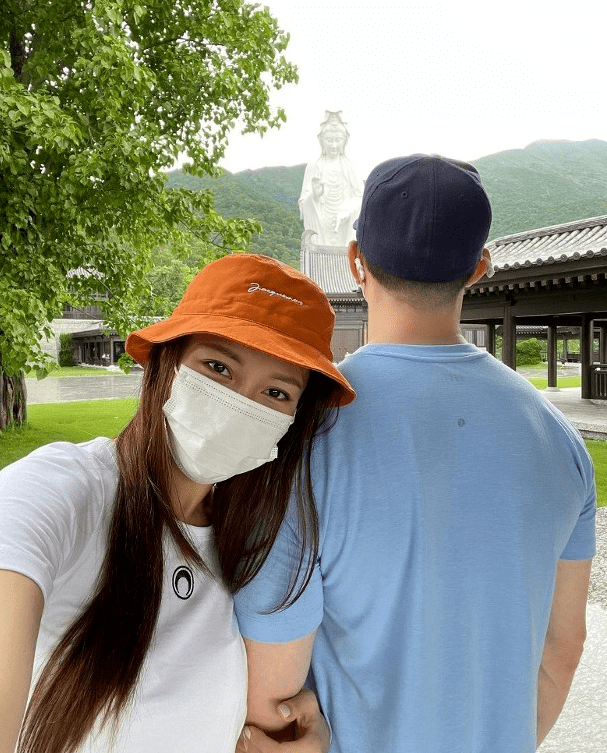 张曦雯罕晒与男友合照发文同我爱的人重临此地