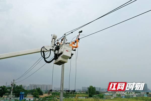 人员|“机械小黄人”浏阳河畔首秀 带电作业提质增效