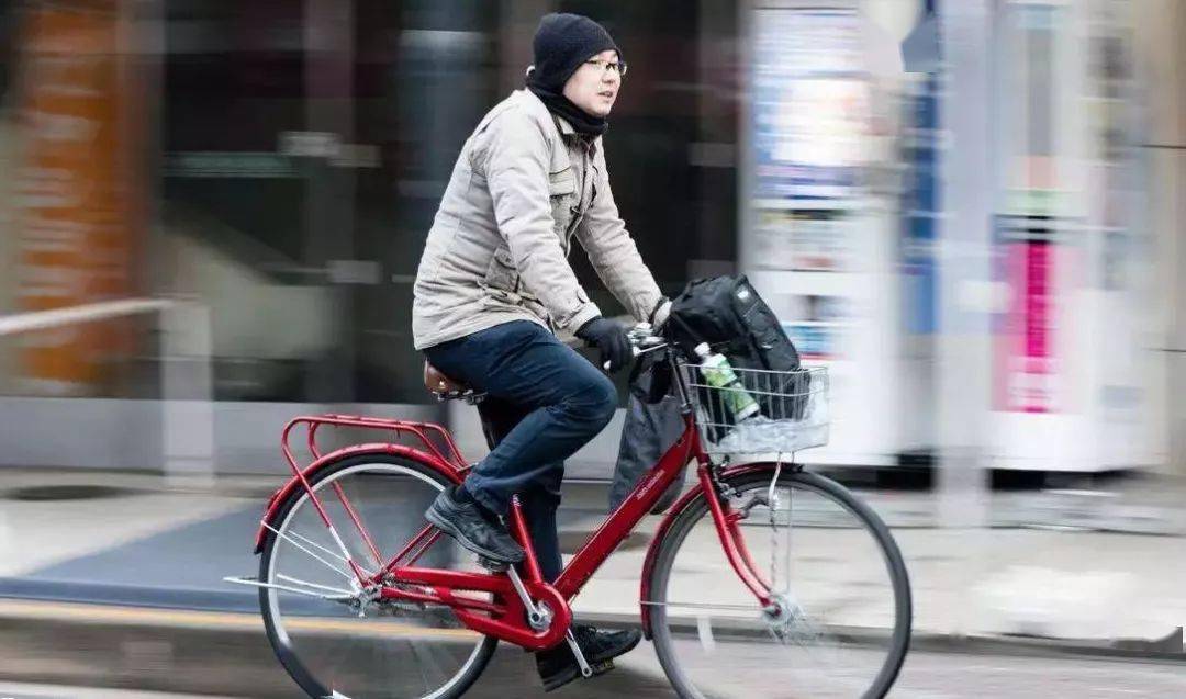 因为电车痴汉太多现在连日本男人都开始自救了