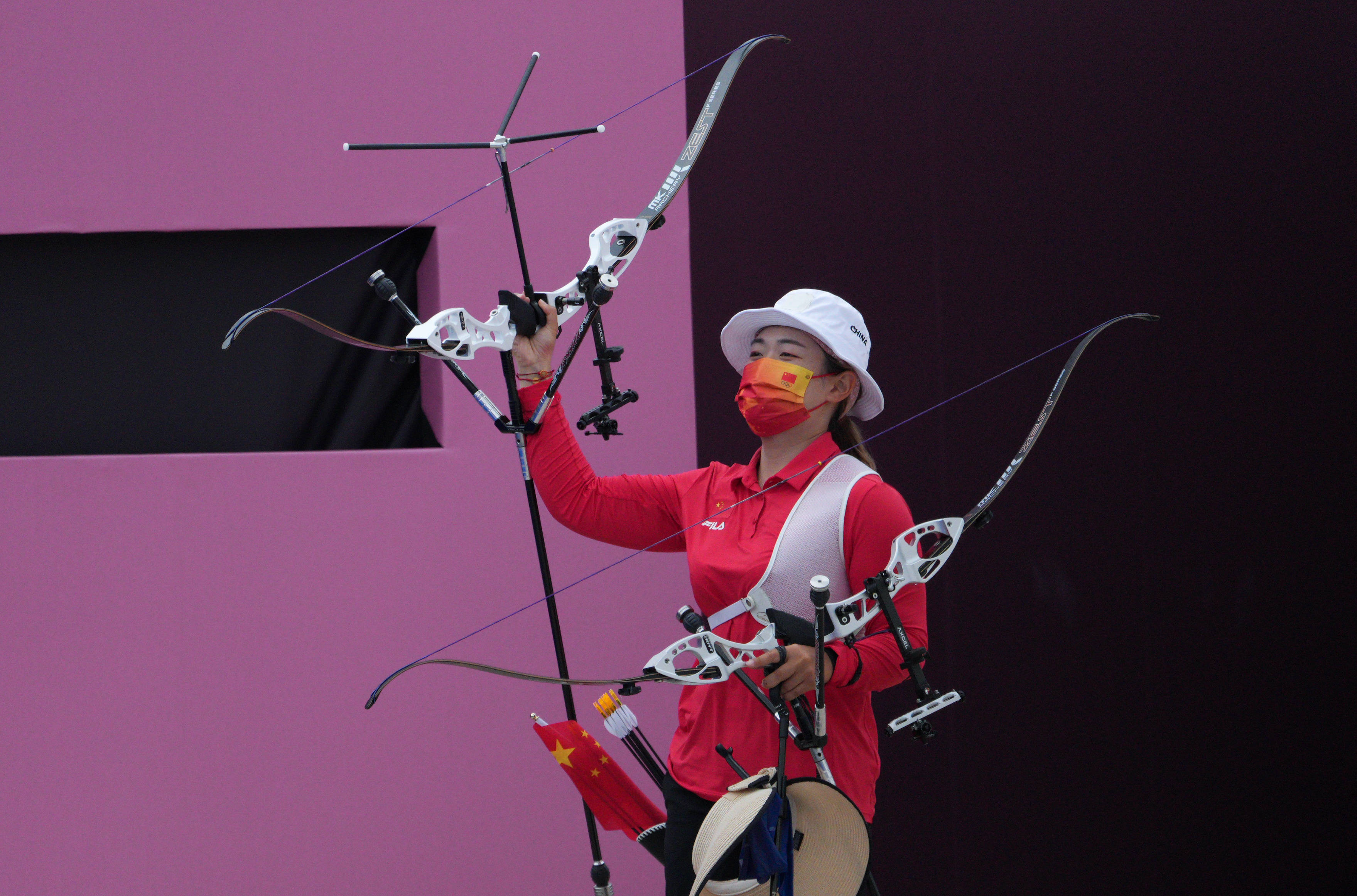 当日,在东京奥运会射箭女子个人八分之一决赛中,中国选手吴佳欣战胜