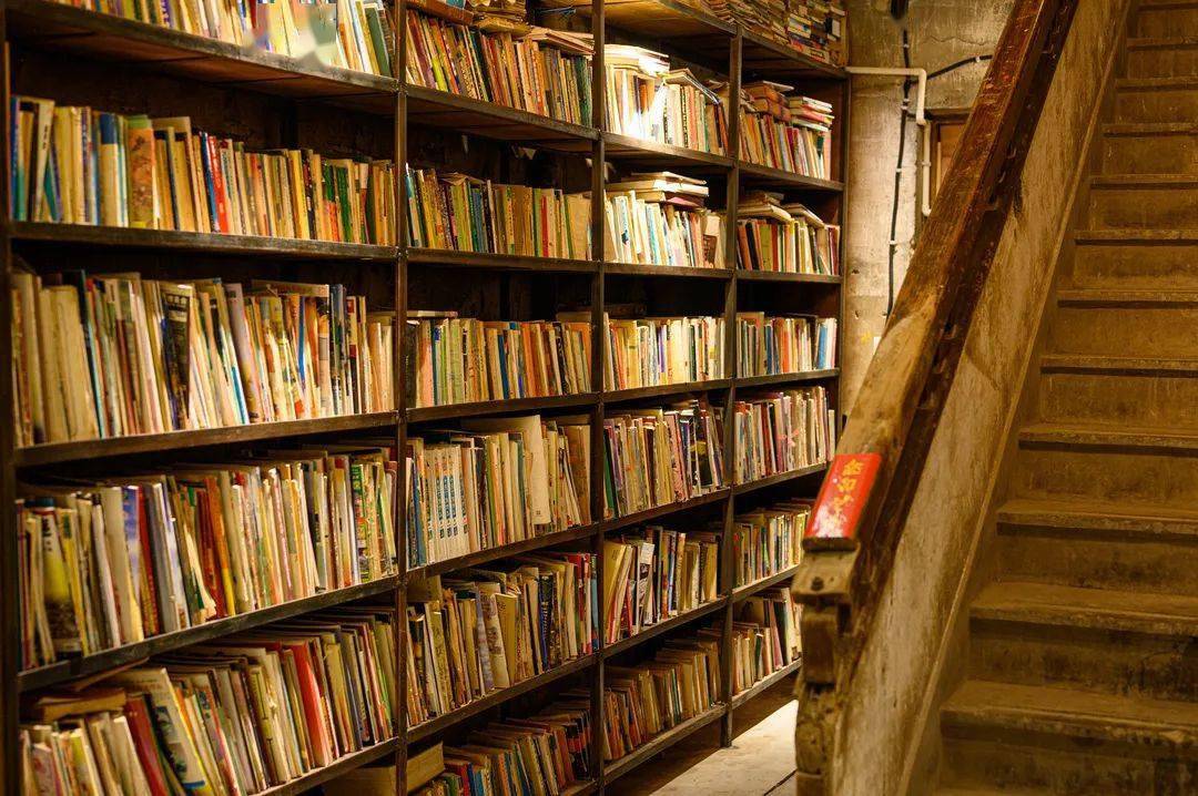 楼下楼梯边藏着一个图书馆,翻到了曾经偷偷攒钱买的杂志.