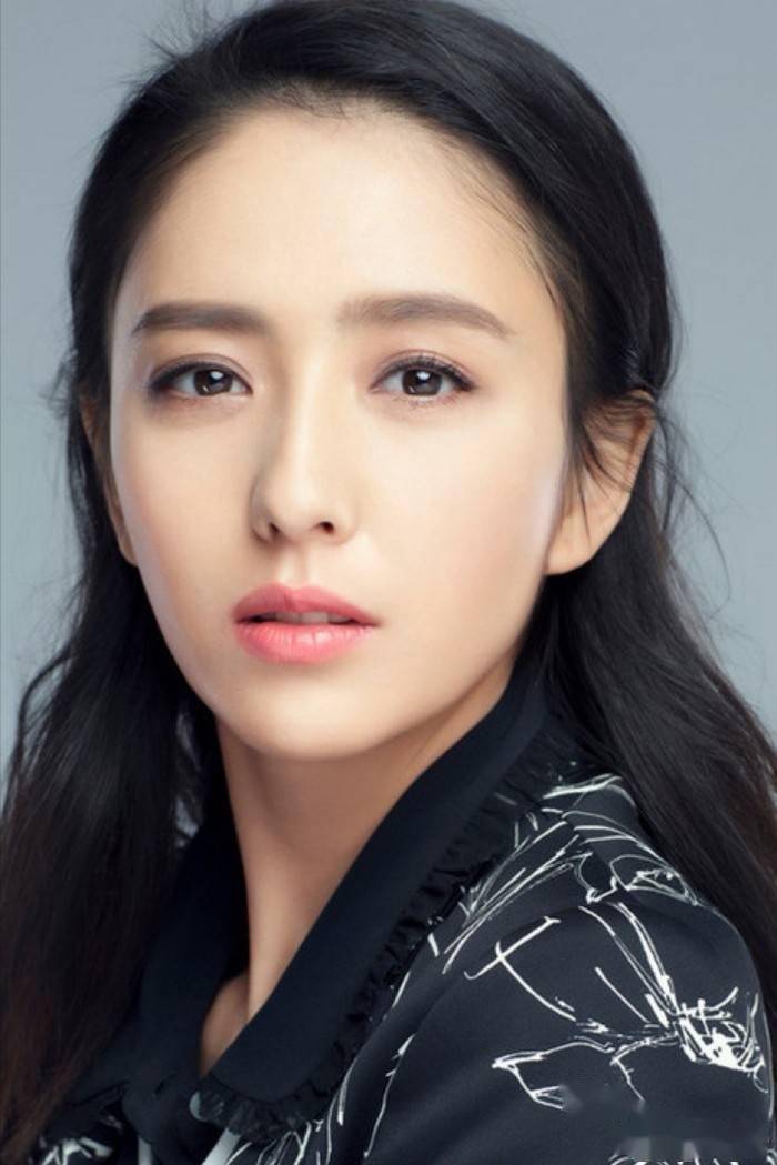 佟丽娅俏丽多姿风姿卓越