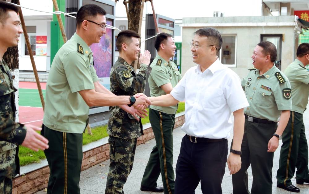 留红光,区人民法院院长周虹一行先后来到温州军分区,武警温州支队