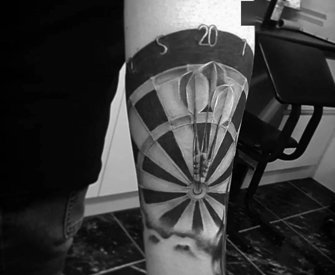 正中靶心的飞镖纹身