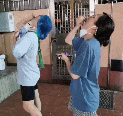 志愿者们在行动多所学校被紧急征用作为核酸检测点设在金鸡亭小学的