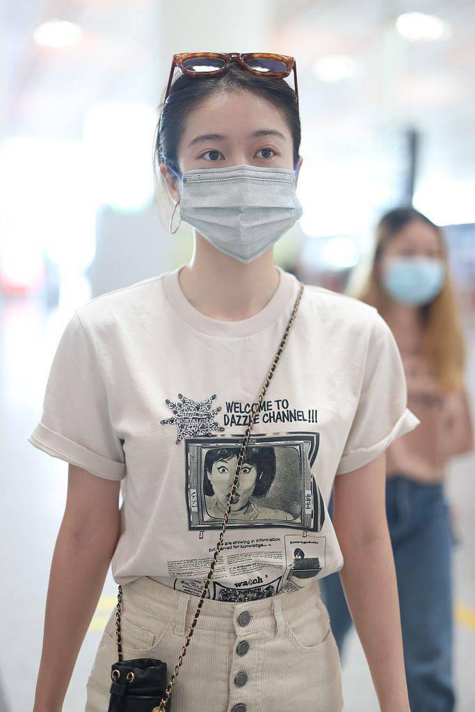 Chanel|张雪迎穿印花短袖T恤米色短裤 挎小水桶包带来夏日甜美