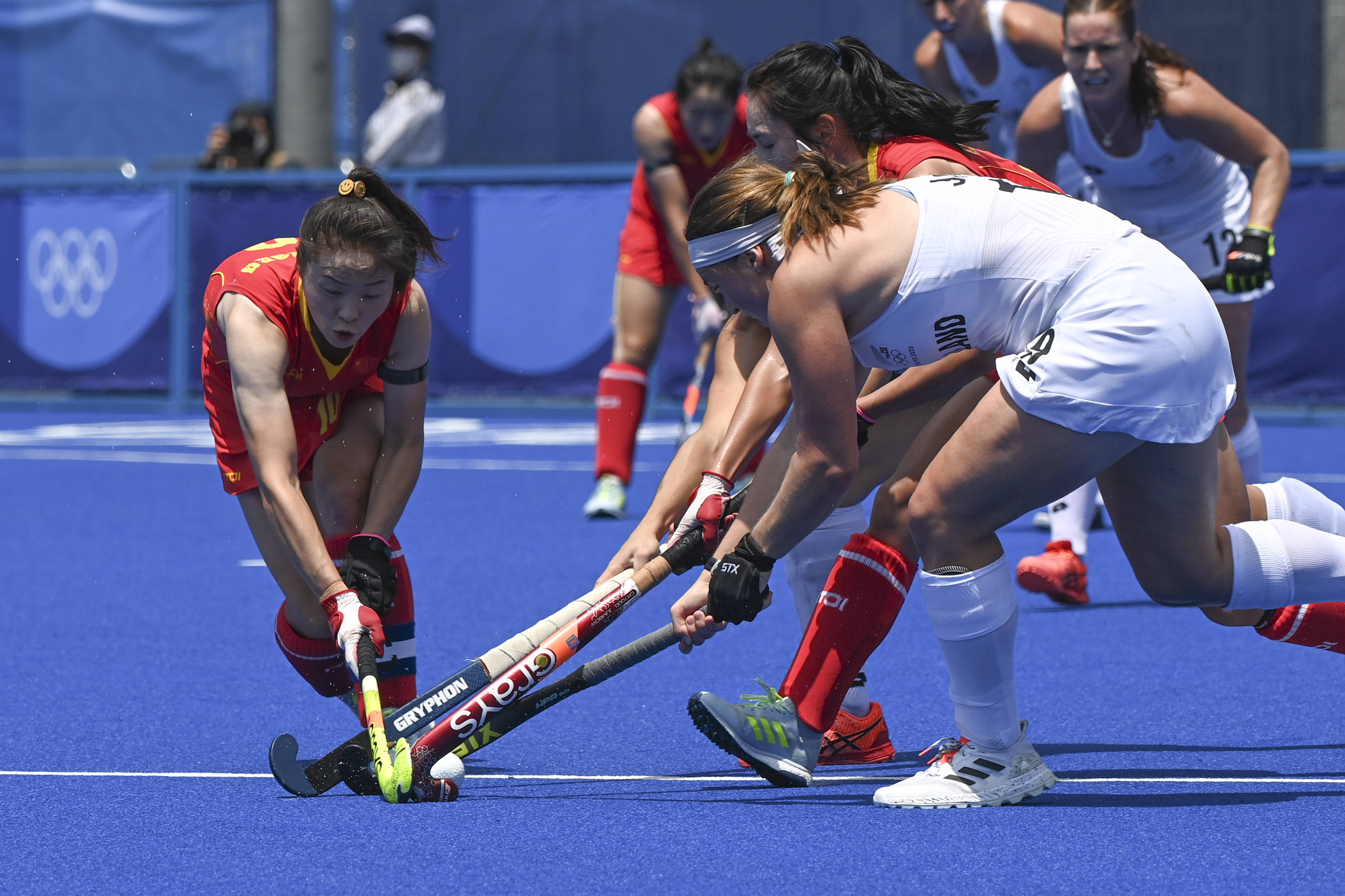 当日,在东京奥运会女子曲棍球b组比赛中,中国队以3比2战胜新西兰队.