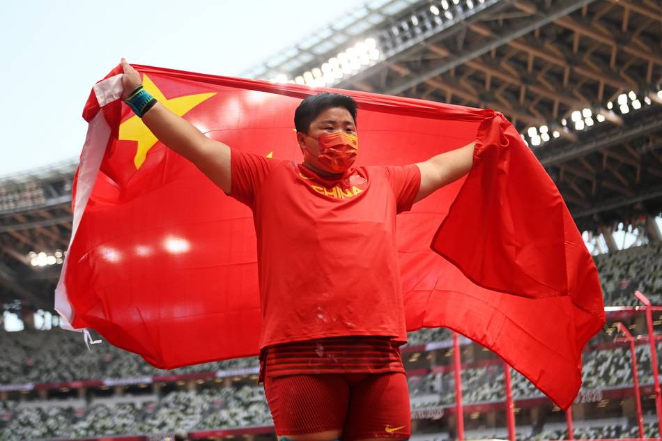 巩立姣身披国旗庆祝夺冠