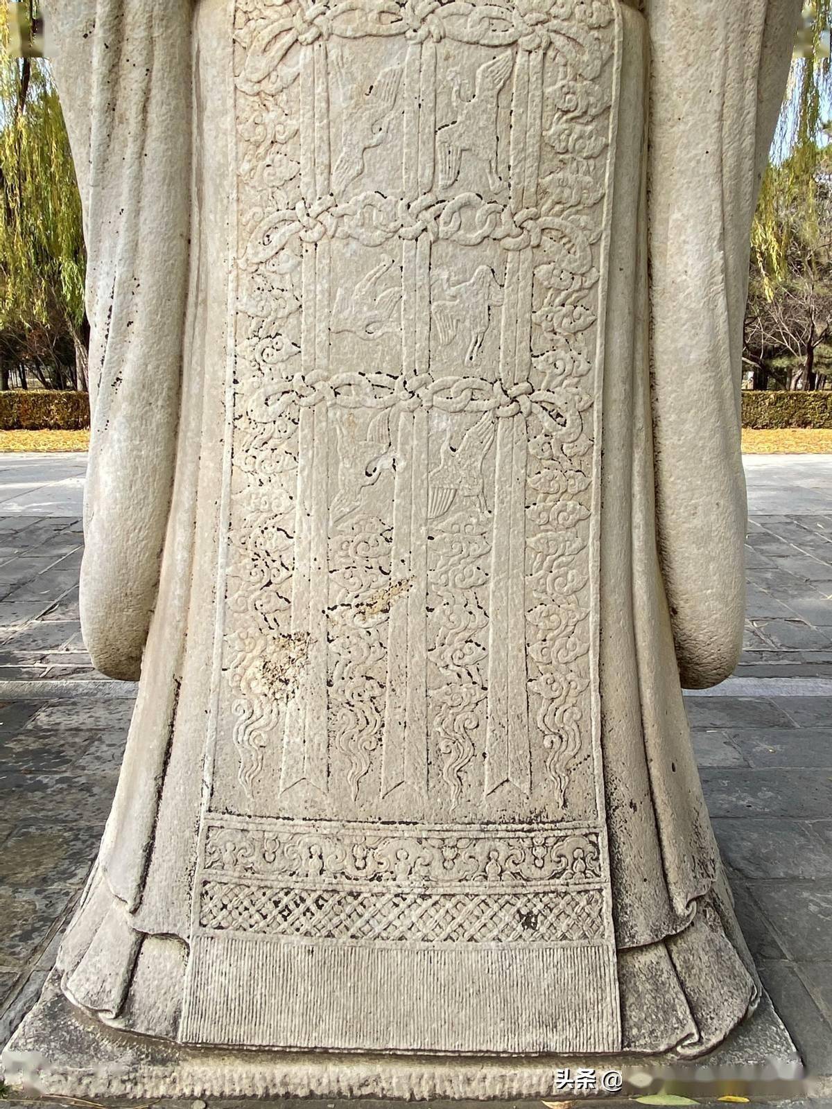 身着上衣下裳式祭服,前有蔽膝,后有绶(这个就是绶).