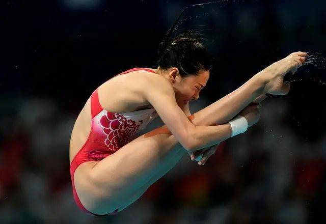 王涵在比赛中30岁的王涵是中国跳水队的老将,却是第一次踏上奥运赛场