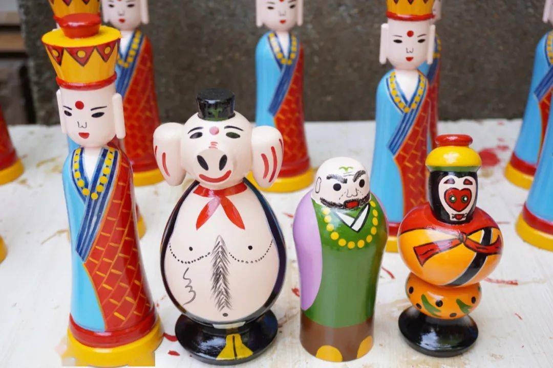 听取了导师的建议后,星光护航员将当地非遗文化——郯城木旋玩具与