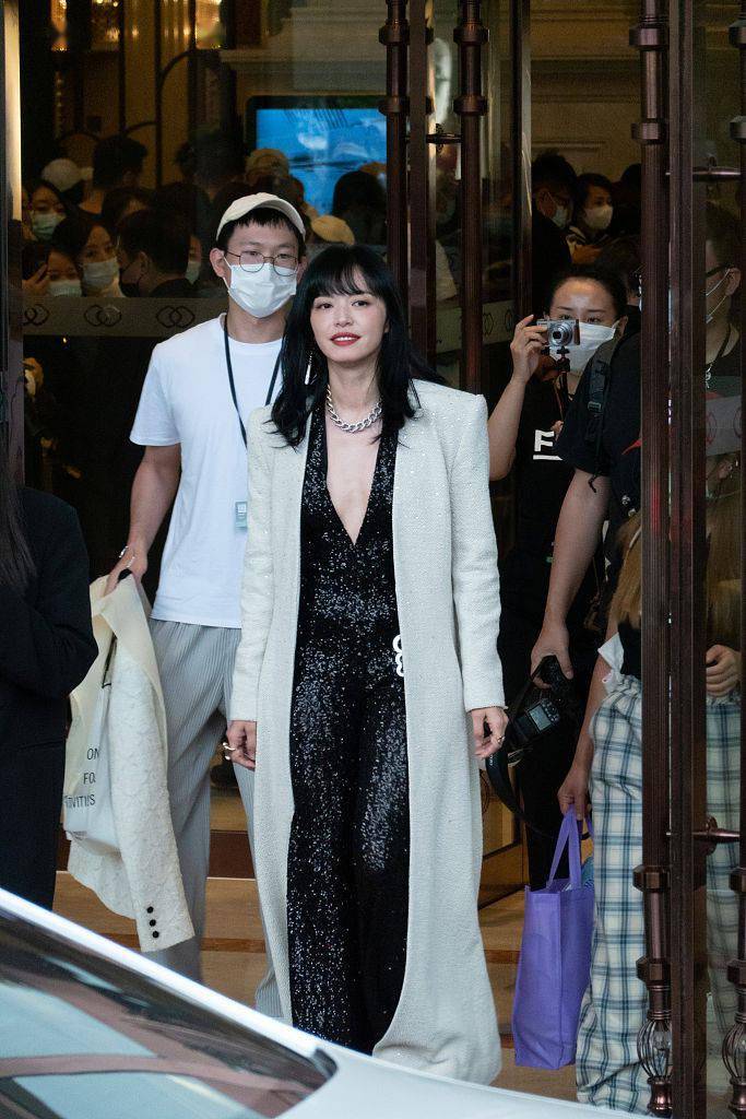 周冬雨|童瑶秀锁骨姚晨深V装霸气 黄晓明周冬雨春夏齐聚FIRST影展