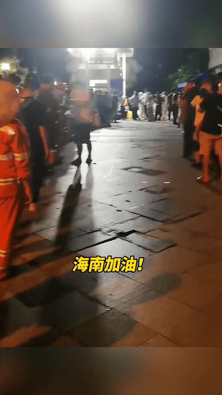 检测|护士连续工作6小时晕倒，暖心大叔为她手动扇风