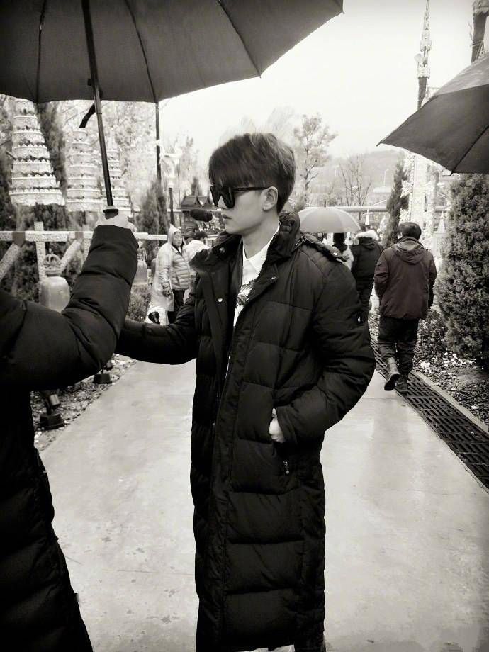 任嘉伦晒撑伞照告别《不说再见》 爆料小能手好像在暗示什么