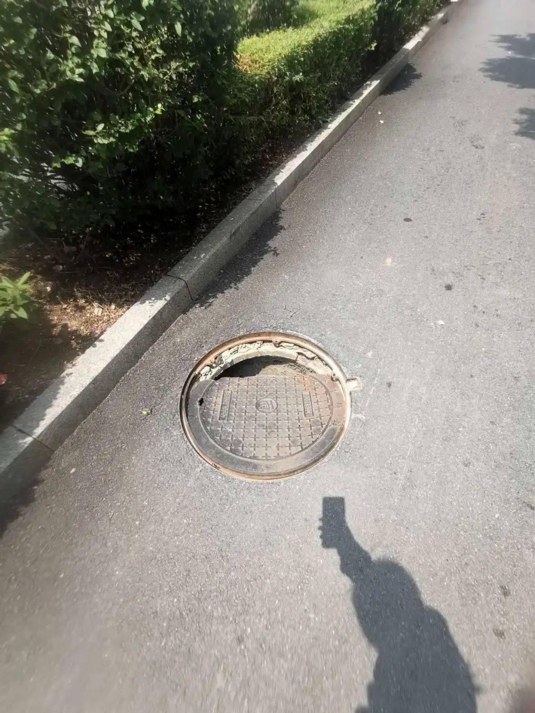 网友反应乐平聚龙广场三区处有一井盖破损塌陷,影响居民通行.