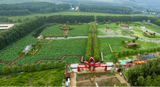 融合,積極發展鄉村旅遊,精心打造了荷花博覽園,楊家寨,點將臺,九聖寺