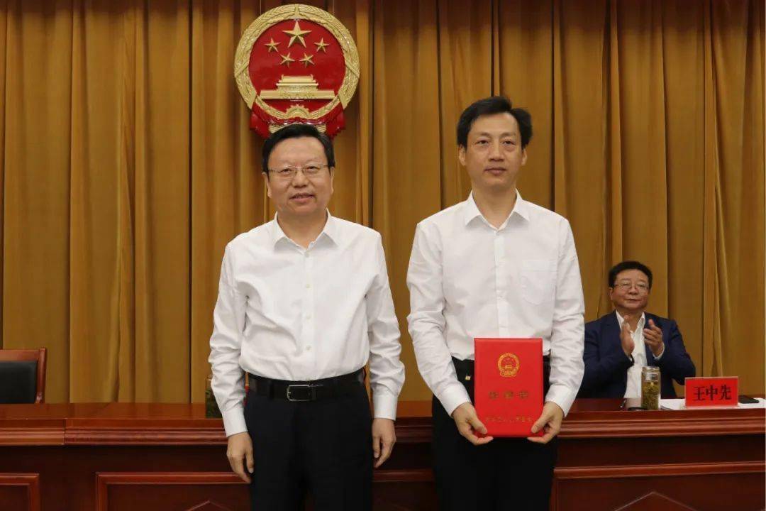 市十五届人大常委会召开第四十二次会议