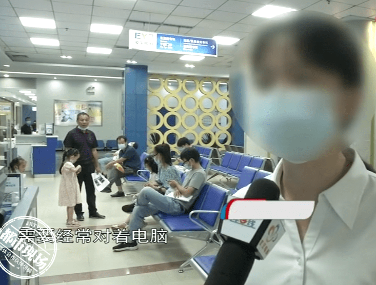 电脑|女子眼皮挤出“牙膏”，这种病严重可致盲！她的习惯很多人都有