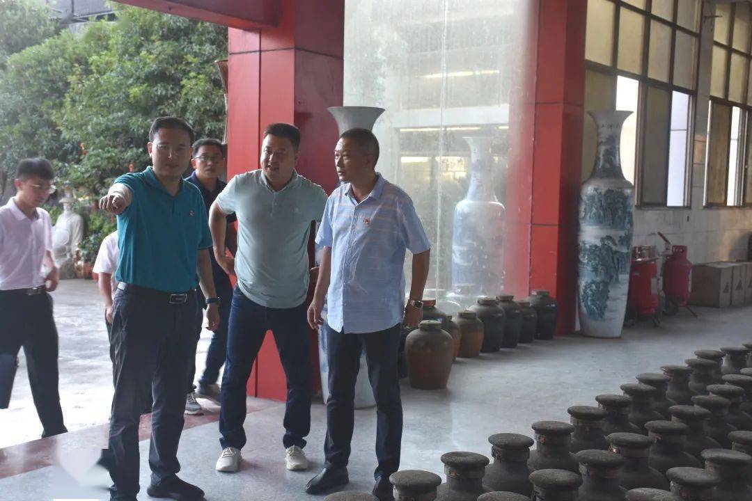 刘铠维(左三)调研福建东平高粱酿造有限公司三,调研企业及项目建设7