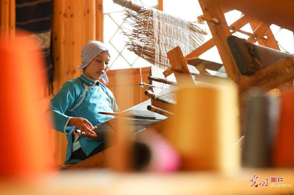 new|Dong brocade breaths new life into C China's County of Tongdao