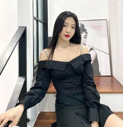 黑色|Red Velvet Joy,露出胸线条的果敢露肩装